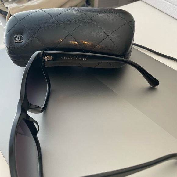 Chanel Black Frame Sunglasses with black CC logo on both side - Picture 6 of 8